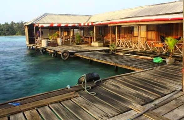 wisma karimunjawa, 1. Pilih Transportasi Termurah dari Tempat Anda, 2. Hindari Pergi Saat Musim Hujan, 3. Usahakan untuk Tidak Menjadi Solo Backpacker, 4. Pilih Homestay Sebagai Tempat Menginap, 5. Mencari Makanan yang Murah, 6. Bawa Uang Tunai Secukupnya, 7. Wajib Snorkeling di Karimunjawa, 8. Jangan Lewatkan Sunset di Pantai Ujung Gelam, 9. Trekking Santai di Hutan Mangrove, 10. Bawa Perlengkapan Pribadi