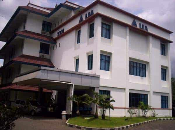 LBPP LIA kursus bahasa inggris di Bandung, 1. EF - English First, 2. The British Institute, 3. Harvard &amp; Cinderella, 4. Wall Street English, 5. LB LIA Bandung, 6. WE English – Kampung Inggris Bandung, 7. Ciumbuleuit Language Center, 8. BLCI Language Center, 9. English Cafe Bandung, 10. Kampoeng English Course