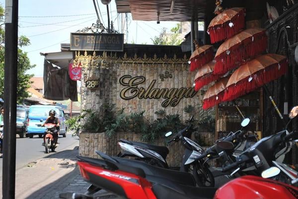 Erlangga Tempat Belanja Murah Di Bali, 1. Krisna, 2. Erlangga, 3. Pasar Seni Sukawati, 4. Joger, 5. Pasar Guwang, 6. Pasar Tradisional Bedugul, 7. Pasar Kumbasari, 8. Celuk, 9. Pasar Badung, 10. Pasar Seni Merta Nadi, Legian