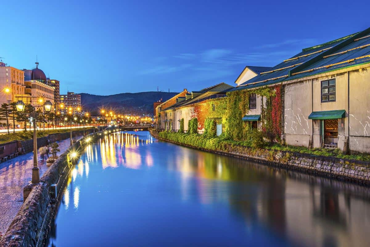 Otaru Canal, 1. Tokyo Skytree, 2. Tokyo Tower, 3. Osaka Castle, 4. Dotonbori, 5. Akuarium Churaumi Okinawa, 6. Yokohama Chūkagai, 7. Nara Park, 8. Himeji Castle, 9. Fushimi Inari Taisha, 10. Kinkaku-ji, 11. Nagoya Castle, 12. Shirakawa-go dan Gokayama, 13. Kenroku-en, 14. Genbaku Dome, 15. Otaru Canal