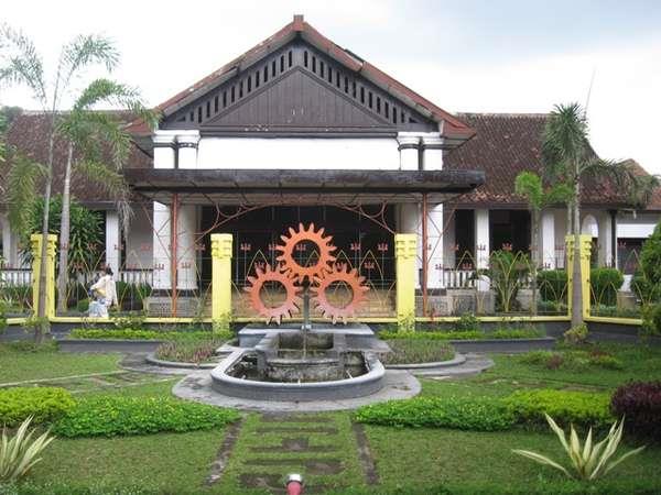 Museum Gula, 1. Waterboom Umbul Cokro, 2. Museum Gula dan Wisata Agro Gondang Winangoen, 3. Gua Suran, 4. Umbul Kapilaler, 5. Kolam Renang Galuh Tirto Nirmolo, 6. Umbul Ponggok, 7. Riverboarding Kali Pusur, 8. Candi Prambanan, 9. Candi Plaosan, 10. Warung Apung Rowo Jombor, 11. Hutan Kota Gergunung, 12. Candi Merak, 13. Bukit Sidoguro, 14. Puncak Clongop, 15. Candi Sewu