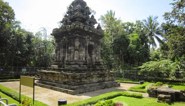 Candi Merak, 1. Waterboom Umbul Cokro, 2. Museum Gula dan Wisata Agro Gondang Winangoen, 3. Gua Suran, 4. Umbul Kapilaler, 5. Kolam Renang Galuh Tirto Nirmolo, 6. Umbul Ponggok, 7. Riverboarding Kali Pusur, 8. Candi Prambanan, 9. Candi Plaosan, 10. Warung Apung Rowo Jombor, 11. Hutan Kota Gergunung, 12. Candi Merak, 13. Bukit Sidoguro, 14. Puncak Clongop, 15. Candi Sewu