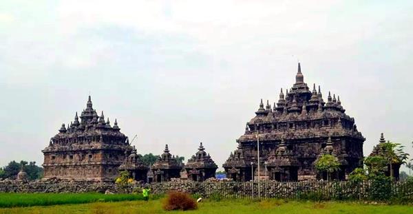 Candi Plaosan, 1. Waterboom Umbul Cokro, 2. Museum Gula dan Wisata Agro Gondang Winangoen, 3. Gua Suran, 4. Umbul Kapilaler, 5. Kolam Renang Galuh Tirto Nirmolo, 6. Umbul Ponggok, 7. Riverboarding Kali Pusur, 8. Candi Prambanan, 9. Candi Plaosan, 10. Warung Apung Rowo Jombor, 11. Hutan Kota Gergunung, 12. Candi Merak, 13. Bukit Sidoguro, 14. Puncak Clongop, 15. Candi Sewu