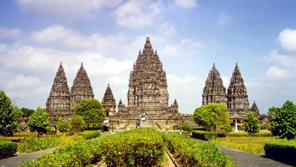 Candi Prambanan, 1. Waterboom Umbul Cokro, 2. Museum Gula dan Wisata Agro Gondang Winangoen, 3. Gua Suran, 4. Umbul Kapilaler, 5. Kolam Renang Galuh Tirto Nirmolo, 6. Umbul Ponggok, 7. Riverboarding Kali Pusur, 8. Candi Prambanan, 9. Candi Plaosan, 10. Warung Apung Rowo Jombor, 11. Hutan Kota Gergunung, 12. Candi Merak, 13. Bukit Sidoguro, 14. Puncak Clongop, 15. Candi Sewu