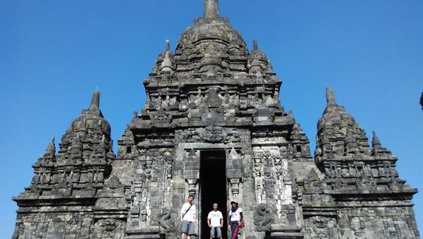 Candi Sewu, 1. Waterboom Umbul Cokro, 2. Museum Gula dan Wisata Agro Gondang Winangoen, 3. Gua Suran, 4. Umbul Kapilaler, 5. Kolam Renang Galuh Tirto Nirmolo, 6. Umbul Ponggok, 7. Riverboarding Kali Pusur, 8. Candi Prambanan, 9. Candi Plaosan, 10. Warung Apung Rowo Jombor, 11. Hutan Kota Gergunung, 12. Candi Merak, 13. Bukit Sidoguro, 14. Puncak Clongop, 15. Candi Sewu