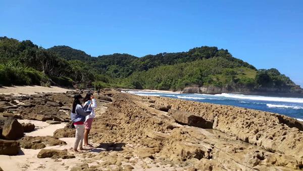 Pantai Molang tempat wisata di tulungagung, 1. Pantai Kedung Tumpang, 2. Pantai Molang, 3. Pantai Sanggar dan Pantai Ngalur, 4. Pantai Pathok Gebang, 5. Pantai Ngalur, 6. Pantai Popoh, 7. Pantai Sidem, 8. Pantai Klatak, 9. Pantai Lumbung, 10. Pantai Sine