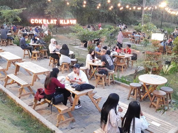 Coklat Klasik, 1. Grand Canyon Cafe &amp; Resto, 2. Djati Lounge, 3. Pupuk Bawang Cafe &amp; Dining, 4. Madam Wang Secret Garden, 5. 8 Oz Coffee Studio, 6. Akalpa Cafe, 7. Golden Heritage Koffie, 8. Javanine Resto, 9. Java Dancer Coffee, 10. Alice Tea Room, 11. Coklat Klasik, 12. Campfire Outdoor Cuisine, 13. Volks Waffle Streatery, 14. Rumah Opa Kitchen and Lounge, 15. Skyroom