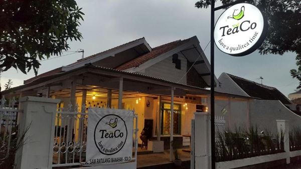TeaCo Cafe, 1. Simply Cook Cafe, 2. Cafe Tiga Tjeret, 3. Eaternity, 4. Xocolatl, 5. Kedai Ibu, 6. Playground, 7. Makarez Cafe, 8. O Solo Mio Galleria & Ristorante, 9. Warung Orange, 10. Wedangan Pendhopo, 11. TeaCo Cafe, 12. D'Cappello, 13. Hookaholic, 14. Wedangan Omah Lawas, 15. Mommilk