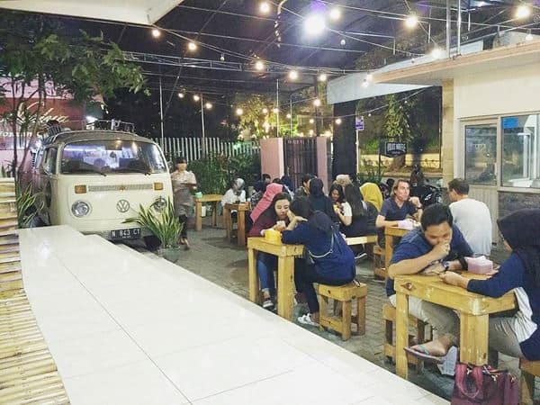 Volks Waffle Streatery, 1. Grand Canyon Cafe &amp; Resto, 2. Djati Lounge, 3. Pupuk Bawang Cafe &amp; Dining, 4. Madam Wang Secret Garden, 5. 8 Oz Coffee Studio, 6. Akalpa Cafe, 7. Golden Heritage Koffie, 8. Javanine Resto, 9. Java Dancer Coffee, 10. Alice Tea Room, 11. Coklat Klasik, 12. Campfire Outdoor Cuisine, 13. Volks Waffle Streatery, 14. Rumah Opa Kitchen and Lounge, 15. Skyroom