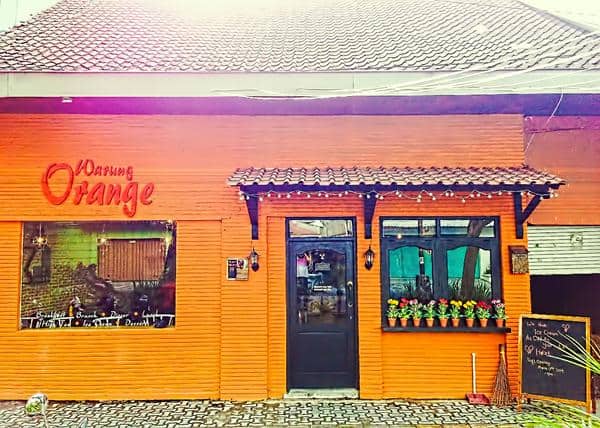 Warung Orange, 1. Simply Cook Cafe, 2. Cafe Tiga Tjeret, 3. Eaternity, 4. Xocolatl, 5. Kedai Ibu, 6. Playground, 7. Makarez Cafe, 8. O Solo Mio Galleria & Ristorante, 9. Warung Orange, 10. Wedangan Pendhopo, 11. TeaCo Cafe, 12. D'Cappello, 13. Hookaholic, 14. Wedangan Omah Lawas, 15. Mommilk