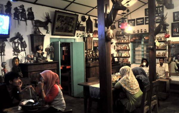 Wedangan Pendhopo, 1. Simply Cook Cafe, 2. Cafe Tiga Tjeret, 3. Eaternity, 4. Xocolatl, 5. Kedai Ibu, 6. Playground, 7. Makarez Cafe, 8. O Solo Mio Galleria & Ristorante, 9. Warung Orange, 10. Wedangan Pendhopo, 11. TeaCo Cafe, 12. D'Cappello, 13. Hookaholic, 14. Wedangan Omah Lawas, 15. Mommilk