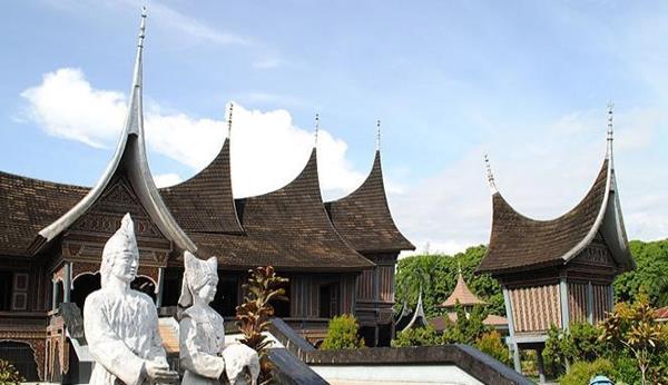 Museum Adityawarman, Pantai Air Manis, Museum Adityawarman, Air terjun tingkat tiga, Miniatur Makkah, Jembatan Siti Nurbaya, Lembah Anai, Pulau cubadak, Istana Pagaruyuang, Danau kembar, Janjang Saribu Great Wall of  Koto Padang