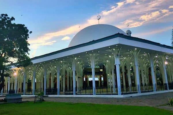 Masjid Agung Al-Falah, 1. Gunung Kerinci, 2. Candi Muaro Jambi, 3. Air Terjun Sigerincing, 4. Taman Mini dan Taman Rimba Jambi, 5. Danau Sipin, 6. Istana Sultan Thaha Syaifuddin, 7. Kebun Teh Kayu Aro, 8. Monas Jambi, 9. Taman Anggrek Sri Soedewi, 10. Kolam Renang Tepian Rajo, 11. Jambi Paradise, 12. Tanggo Rajo, 13. Jembatan Gentala Arasy, 14. Kampoeng Radja, 15. Masjid Agung Al-Falah