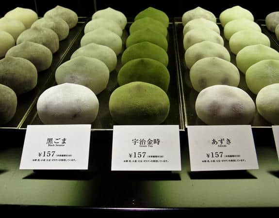 Kue Mochi, 1. Dorayaki, 3. Takoyaki, 4. Dango, 5. Okonomiyaki, 6. Onigiri, 7. Ramen, 8. Yakitori, 9. Taiyaki, 10. Mochi