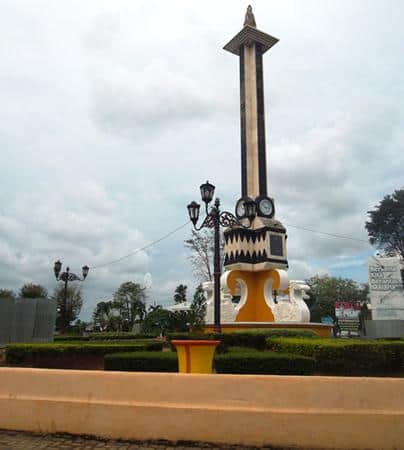 Monas Jambi, 1. Gunung Kerinci, 2. Candi Muaro Jambi, 3. Air Terjun Sigerincing, 4. Taman Mini dan Taman Rimba Jambi, 5. Danau Sipin, 6. Istana Sultan Thaha Syaifuddin, 7. Kebun Teh Kayu Aro, 8. Monas Jambi, 9. Taman Anggrek Sri Soedewi, 10. Kolam Renang Tepian Rajo, 11. Jambi Paradise, 12. Tanggo Rajo, 13. Jembatan Gentala Arasy, 14. Kampoeng Radja, 15. Masjid Agung Al-Falah