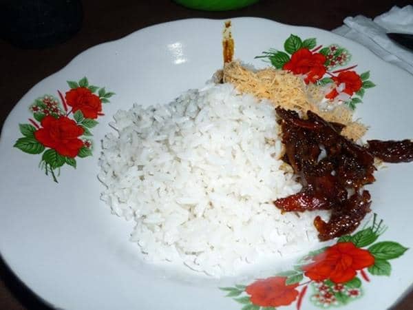 Nasi kalapa, 1. Gohu Ikan, 2. Ikan Kuah Pala Banda, 3. Ikan Komu Asar, 4. Papeda, 5. Nasi Jaha, 6. Sagu Woku komo-komo, 7. Sambal Colo-colo, 8. Bubur Sagu Ubi, 9. Nasi lapola, 10. Kohu-kohu, 11. Nasi Kalapa, 12. Acar Kuning, 13. Suami, 14. Rujak Natsepa, 15. Bubur Sagu Ubi