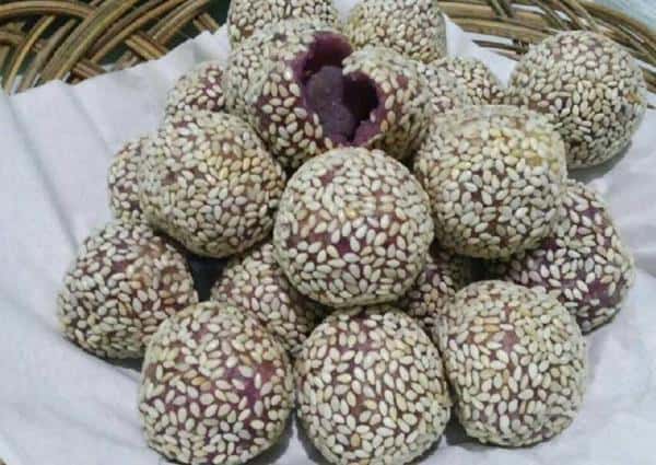 Onde-Onde Ubi Ungu, 1. Aksesoris Etnik Khas Dayak, 2. Amplang, 3. Makanan Olahan Kepiting, 4. Mantau, 5. Onde-Onde Ubi Ungu, 6. Bingka, 7. Bakpia, 8. Batik Khas Balikpapan, 9. Batu Mulia, 10. Kain Songket Balikpapan
