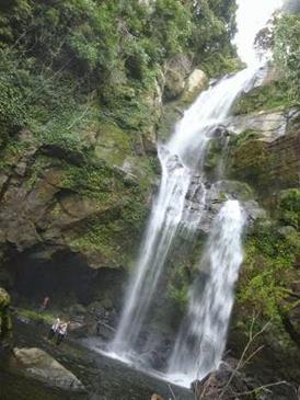 Air terjun tingkat tiga, Pantai Air Manis, Museum Adityawarman, Air terjun tingkat tiga, Miniatur Makkah, Jembatan Siti Nurbaya, Lembah Anai, Pulau cubadak, Istana Pagaruyuang, Danau kembar, Janjang Saribu Great Wall of  Koto Padang