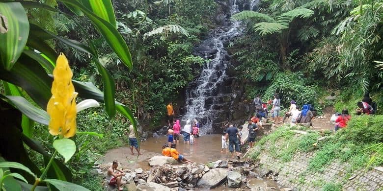 Air Terjun Irenggolo, 1. Air Terjun Dolo, 2. Monumen Simpang Lima Gumul, 3. Gunung Kelud, 4. Gua Maria Pohsarang, 5. Air Terjun Irenggolo, 6. Candi Surawana, 7. Gumul Paradise Island, 8. Sumber Ubalan, 9. Museum Fotografi, 10. Kediri Waterpark