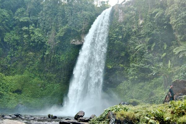Air Terjun Sigerincing, 1. Gunung Kerinci, 2. Candi Muaro Jambi, 3. Air Terjun Sigerincing, 4. Taman Mini dan Taman Rimba Jambi, 5. Danau Sipin, 6. Istana Sultan Thaha Syaifuddin, 7. Kebun Teh Kayu Aro, 8. Monas Jambi, 9. Taman Anggrek Sri Soedewi, 10. Kolam Renang Tepian Rajo, 11. Jambi Paradise, 12. Tanggo Rajo, 13. Jembatan Gentala Arasy, 14. Kampoeng Radja, 15. Masjid Agung Al-Falah