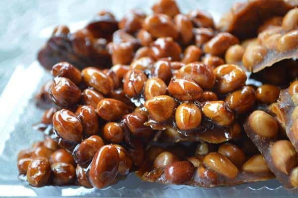 Ampyang Jajanan Khas Solo, 1. Serabi Solo, 2. Ampyang, 3. Sate Kere, 4. Mata Maling, 5. Intip Goreng, 6. Roti Kecik Ganep, 7. Cabuk Rambak, 8. Carang Gesing, 9. Rambak Petis, 10. Sate Buntel