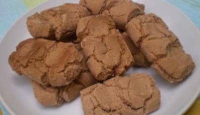 Kue Sagu, 1. Roti Kering Kenari, 2. Sanole, 3. Pisang Asar, 4. Kue Sagu/Bagea, 5. Sagu Lempeng, 6. Asida, 7. Gogos Ikan, 8. Sagu Tumbu, 9. Kopi Sibu-Sibu, 10. Talam Sagu Bakar