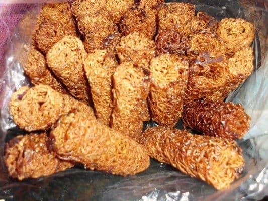 1. Kain Tenun atau Sarung Bugis, 2. Minyak Tawon, 3. Kue Kurma, 4. Otak-Otak Ikan, 5. Kerupuk Jintan, 6. Baruasa, 7. Sirup DHT, 8. Kopi Toraja, 9. Kacang Sembunyi, 10. Abon Raos, 11. Bannang-Bannang, 12. Sirup Markisa, 13. Kain Sutra Sengkang, 14. Dangke, 15. Kacang Disco Makassar
