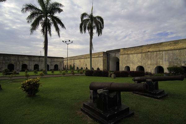 Benteng Marlborough, 1. Pantai Lais, 2. Rumah Pengasingan Bung Karno, 3. Pantai Panjang, 4. Benteng Marlborough, 5. Kota Curup, 6. Museum Negeri Bengkulu, 7. Pantai Jakat, 8. Pulau Tikus, 9. Danau Dendam Tak Sudah, 10. Pantai Tapak Paderi