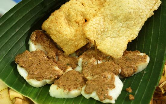 Cabuk Rambak, 1. Serabi Solo, 2. Ampyang, 3. Sate Kere, 4. Mata Maling, 5. Intip Goreng, 6. Roti Kecik Ganep, 7. Cabuk Rambak, 8. Carang Gesing, 9. Rambak Petis, 10. Sate Buntel