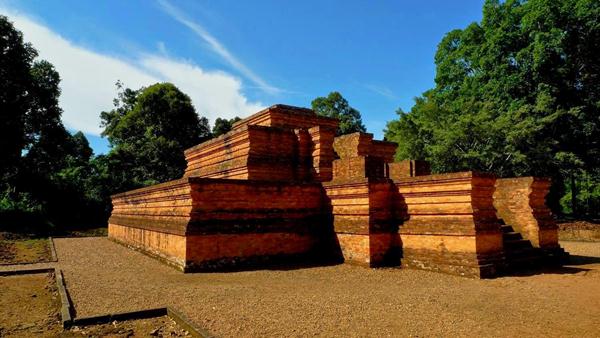 Candi Muaro Jambi Tempat Wisata Di Jambi, 1. Gunung Kerinci, 2. Candi Muaro Jambi, 3. Air Terjun Sigerincing, 4. Taman Mini dan Taman Rimba Jambi, 5. Danau Sipin, 6. Istana Sultan Thaha Syaifuddin, 7. Kebun Teh Kayu Aro, 8. Monas Jambi, 9. Taman Anggrek Sri Soedewi, 10. Kolam Renang Tepian Rajo, 11. Jambi Paradise, 12. Tanggo Rajo, 13. Jembatan Gentala Arasy, 14. Kampoeng Radja, 15. Masjid Agung Al-Falah