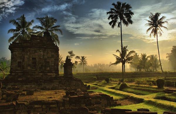 Candi Ngawen, 1. Taman Kyai Langgeng, 2. Ketep Pass, 3. Candi Ngawen, 4. Kawasan Wisata Kopeng, 5. Alun-Alun Kota Magelang, 6. Candi Mendut, 7. Air Terjun Sekar Langit, 8. Gereja Ayam, 9. Pemandian Candi Umbul, 10. Punthuk Setumbu, 11. Bukit Grenden, 12. Rumah Kamera, 13. Sendang Maren, 14. Puthuk Mongkrong, 15. Goa Slandak