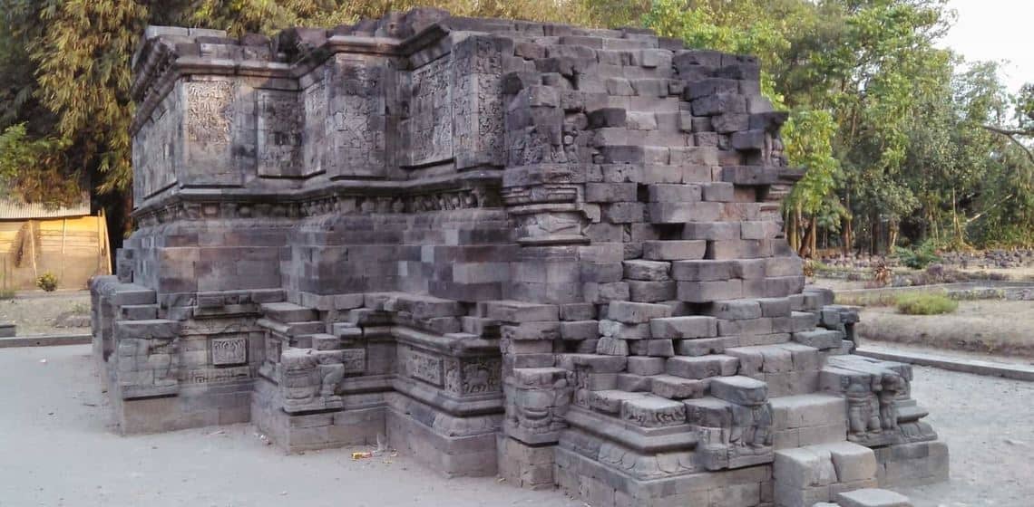 Candi Surawana, 1. Air Terjun Dolo, 2. Monumen Simpang Lima Gumul, 3. Gunung Kelud, 4. Gua Maria Pohsarang, 5. Air Terjun Irenggolo, 6. Candi Surawana, 7. Gumul Paradise Island, 8. Sumber Ubalan, 9. Museum Fotografi, 10. Kediri Waterpark