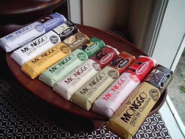 Coklat Monggo, 1. Batik Yogyakarta, 2. Bakpia, 3. Yangko, 4. Gerabah Kasongan, 5. Gudeg, 6. Kerajinan Perak, 7. Kaos Dagadu, 8. Geplak, 9. Coklat Monggo, 10. Salak Pondoh