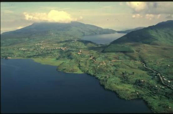 Danau kembar, Pantai Air Manis, Museum Adityawarman, Air terjun tingkat tiga, Miniatur Makkah, Jembatan Siti Nurbaya, Lembah Anai, Pulau cubadak, Istana Pagaruyuang, Danau kembar, Janjang Saribu Great Wall of  Koto Padang