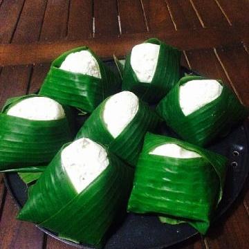 Dangke, 1. Kain Tenun atau Sarung Bugis, 2. Minyak Tawon, 3. Kue Kurma, 4. Otak-Otak Ikan, 5. Kerupuk Jintan, 6. Baruasa, 7. Sirup DHT, 8. Kopi Toraja, 9. Kacang Sembunyi, 10. Abon Raos, 11. Bannang-Bannang, 12. Sirup Markisa, 13. Kain Sutra Sengkang, 14. Dangke, 15. Kacang Disco Makassar