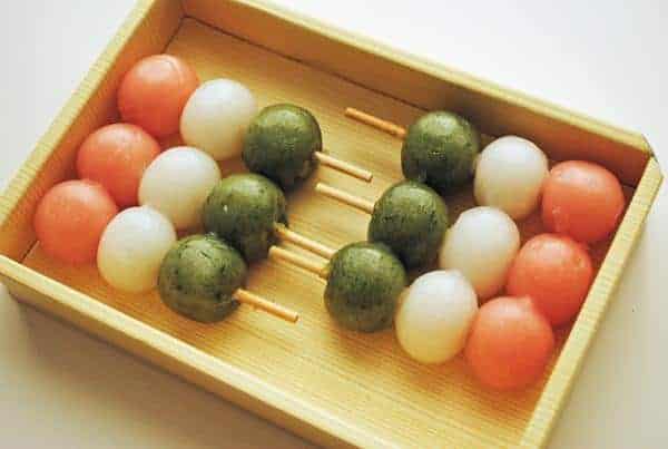 Dango, 1. Dorayaki, 3. Takoyaki, 4. Dango, 5. Okonomiyaki, 6. Onigiri, 7. Ramen, 8. Yakitori, 9. Taiyaki, 10. Mochi