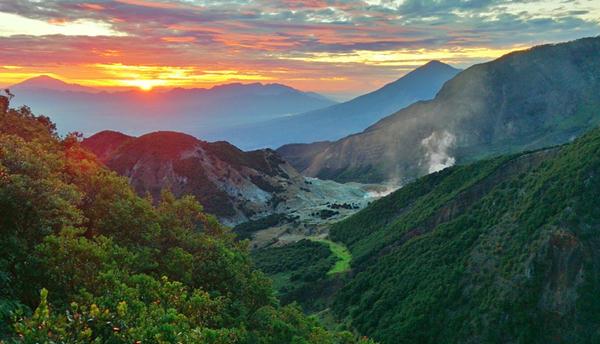 Gunung Kelud, 1. Air Terjun Dolo, 2. Monumen Simpang Lima Gumul, 3. Gunung Kelud, 4. Gua Maria Pohsarang, 5. Air Terjun Irenggolo, 6. Candi Surawana, 7. Gumul Paradise Island, 8. Sumber Ubalan, 9. Museum Fotografi, 10. Kediri Waterpark