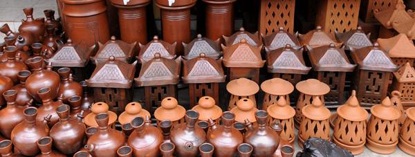 Gerabah Kasongan, 1. Batik Yogyakarta, 2. Bakpia, 3. Yangko, 4. Gerabah Kasongan, 5. Gudeg, 6. Kerajinan Perak, 7. Kaos Dagadu, 8. Geplak, 9. Coklat Monggo, 10. Salak Pondoh