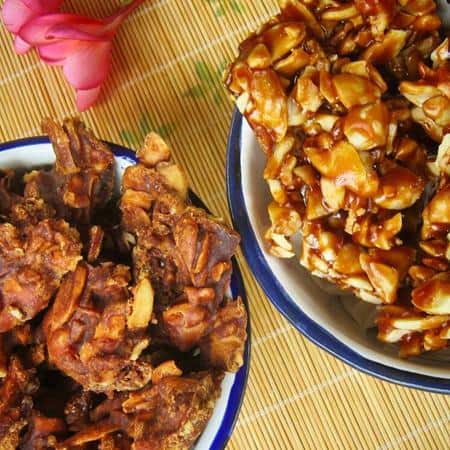 Halua Kenari, 1. Batik Manado, 2. Pala Manis, 3. Sambal Roa, 4. Kacang Goyang, 5. Kaos I Love Manado, 6. Cakalang Fufu, 7. Halua Kenari, 8. Klappertart, 9. Dodol Amurang, 10. Panada