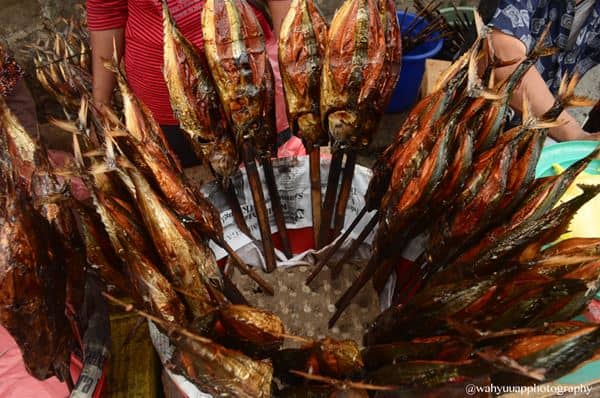 Ikan Komu Asar, 1. Gohu Ikan, 2. Ikan Kuah Pala Banda, 3. Ikan Komu Asar, 4. Papeda, 5. Nasi Jaha, 6. Sagu Woku komo-komo, 7. Sambal Colo-colo, 8. Bubur Sagu Ubi, 9. Nasi lapola, 10. Kohu-kohu, 11. Nasi Kalapa, 12. Acar Kuning, 13. Suami, 14. Rujak Natsepa, 15. Bubur Sagu Ubi