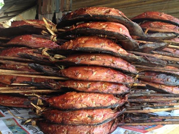 Ikan Komu Asar, 1. Martabak Sagu, 2. Abon Gulung, 3. Ikan Asar, 4. Keripik Keladi, 5. Dendeng Buaya, 6. Noken, 7. Batik Papua, 8. Lukisan Kulit Kayu, 9. Mutiara, 10. Tifa