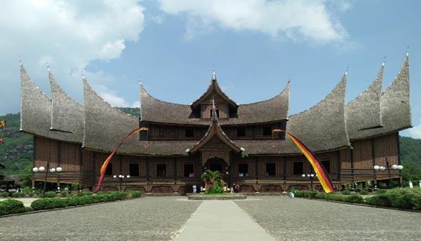 Istana Pagaruyuang, Pantai Air Manis, Museum Adityawarman, Air terjun tingkat tiga, Miniatur Makkah, Jembatan Siti Nurbaya, Lembah Anai, Pulau cubadak, Istana Pagaruyuang, Danau kembar, Janjang Saribu Great Wall of  Koto Padang