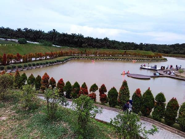 Jambi Paradise, 1. Gunung Kerinci, 2. Candi Muaro Jambi, 3. Air Terjun Sigerincing, 4. Taman Mini dan Taman Rimba Jambi, 5. Danau Sipin, 6. Istana Sultan Thaha Syaifuddin, 7. Kebun Teh Kayu Aro, 8. Monas Jambi, 9. Taman Anggrek Sri Soedewi, 10. Kolam Renang Tepian Rajo, 11. Jambi Paradise, 12. Tanggo Rajo, 13. Jembatan Gentala Arasy, 14. Kampoeng Radja, 15. Masjid Agung Al-Falah