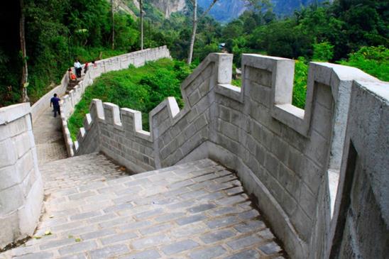 Janjang Saribu Great Wall of Koto Padang, Pantai Air Manis, Museum Adityawarman, Air terjun tingkat tiga, Miniatur Makkah, Jembatan Siti Nurbaya, Lembah Anai, Pulau cubadak, Istana Pagaruyuang, Danau kembar, Janjang Saribu Great Wall of  Koto Padang