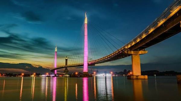 Jembatan Gentala Arasy, 1. Gunung Kerinci, 2. Candi Muaro Jambi, 3. Air Terjun Sigerincing, 4. Taman Mini dan Taman Rimba Jambi, 5. Danau Sipin, 6. Istana Sultan Thaha Syaifuddin, 7. Kebun Teh Kayu Aro, 8. Monas Jambi, 9. Taman Anggrek Sri Soedewi, 10. Kolam Renang Tepian Rajo, 11. Jambi Paradise, 12. Tanggo Rajo, 13. Jembatan Gentala Arasy, 14. Kampoeng Radja, 15. Masjid Agung Al-Falah