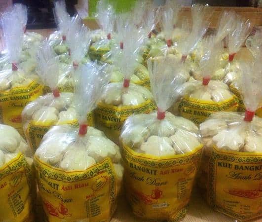 1. Kaos Khas Pekanbaru, 2. Batik Corak Riau, 3. Kacang Pukul Bagansiapiapi, 4. Bolu Kemojo, 5. Viz Cake, 6. Gantungan Kunci Pekanbaru, 7. Keripik Nanas, 8. Dodol Kedondong, 9. Lempuk Durian, 10. Lopek Bugi, 11. Pancake Durian, 12. Salai Ikan Patin, 13. Kue Bangkit, 14. Kerupuk Ikan Tengiri, 15. Pastel Ikan Patin
