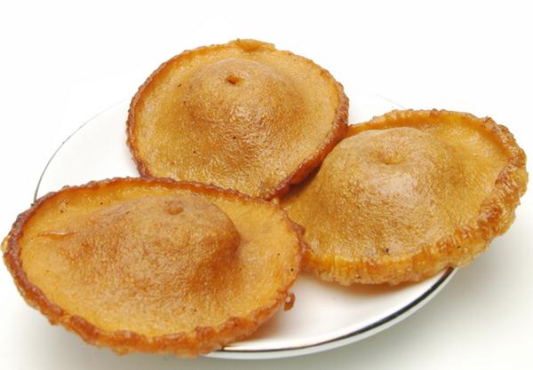 Kue Cucur, 1. Klappertaart, 2. Nasi Jaha, 3. Pia Amurang, 4. Kue Lampu-Lampu, 5. Lalampa, 6. Binyolos, 7. Bobengka, 8. Koyabu, 9. Cucur, 10. Apang Coe