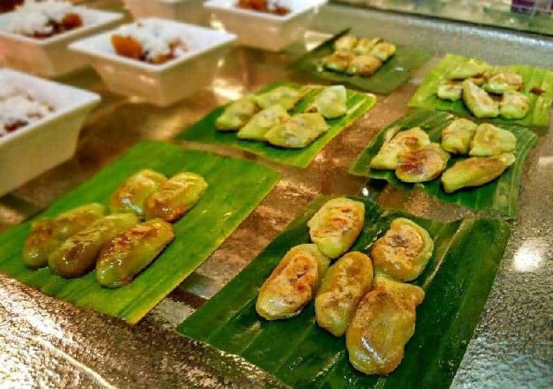 Kue Kipo, 1. Bakpia Pathok, 2. Jadah Tempe, 3. Lemper Bakar, 4. Semar Mendem, 5. Meniran, 6. Kue Kipo, 7. Sate Angkringan, 8. Jadah Manten, 9. Lupis, 10. Keripik Paru