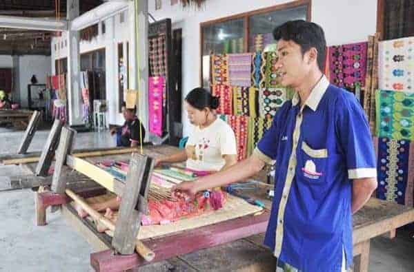 Kain Songket Balikpapan, 1. Aksesoris Etnik Khas Dayak, 2. Amplang, 3. Makanan Olahan Kepiting, 4. Mantau, 5. Onde-Onde Ubi Ungu, 6. Bingka, 7. Bakpia, 8. Batik Khas Balikpapan, 9. Batu Mulia, 10. Kain Songket Balikpapan