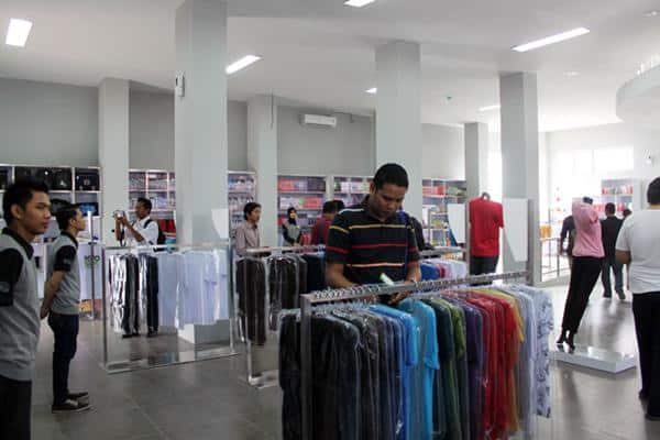 Kaos Dagadu, 1. Batik Yogyakarta, 2. Bakpia, 3. Yangko, 4. Gerabah Kasongan, 5. Gudeg, 6. Kerajinan Perak, 7. Kaos Dagadu, 8. Geplak, 9. Coklat Monggo, 10. Salak Pondoh